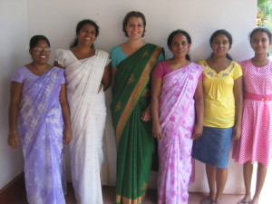 von l. nach r. Needeka (Büro), Chamali (Erzieherin), Ich,Mrs Kanti (Büro), 2 advanced Level Schülerinnen und Helferinnen des Children Centers